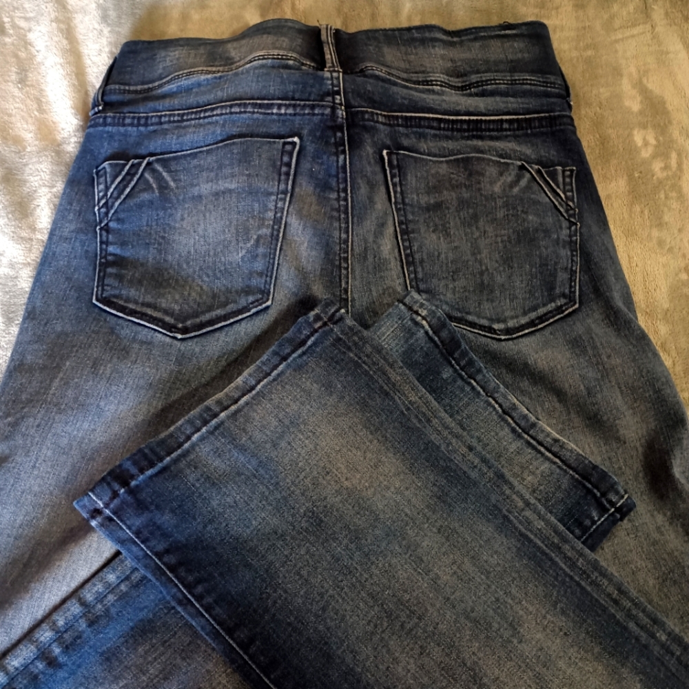 Apt.9 bootcut in a size 4 in a dark denim